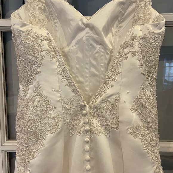 Gorgeous custom wedding gown size 4 - Picture 5 of 8